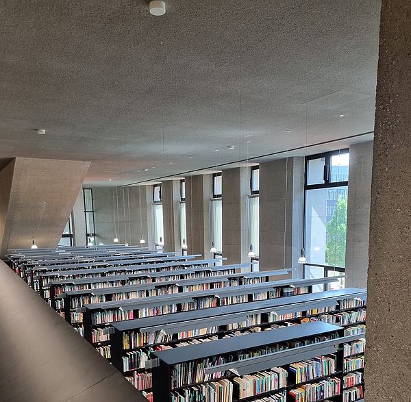 Lesesaal der Bibliothek der Hochschule für Fernsehen und Film