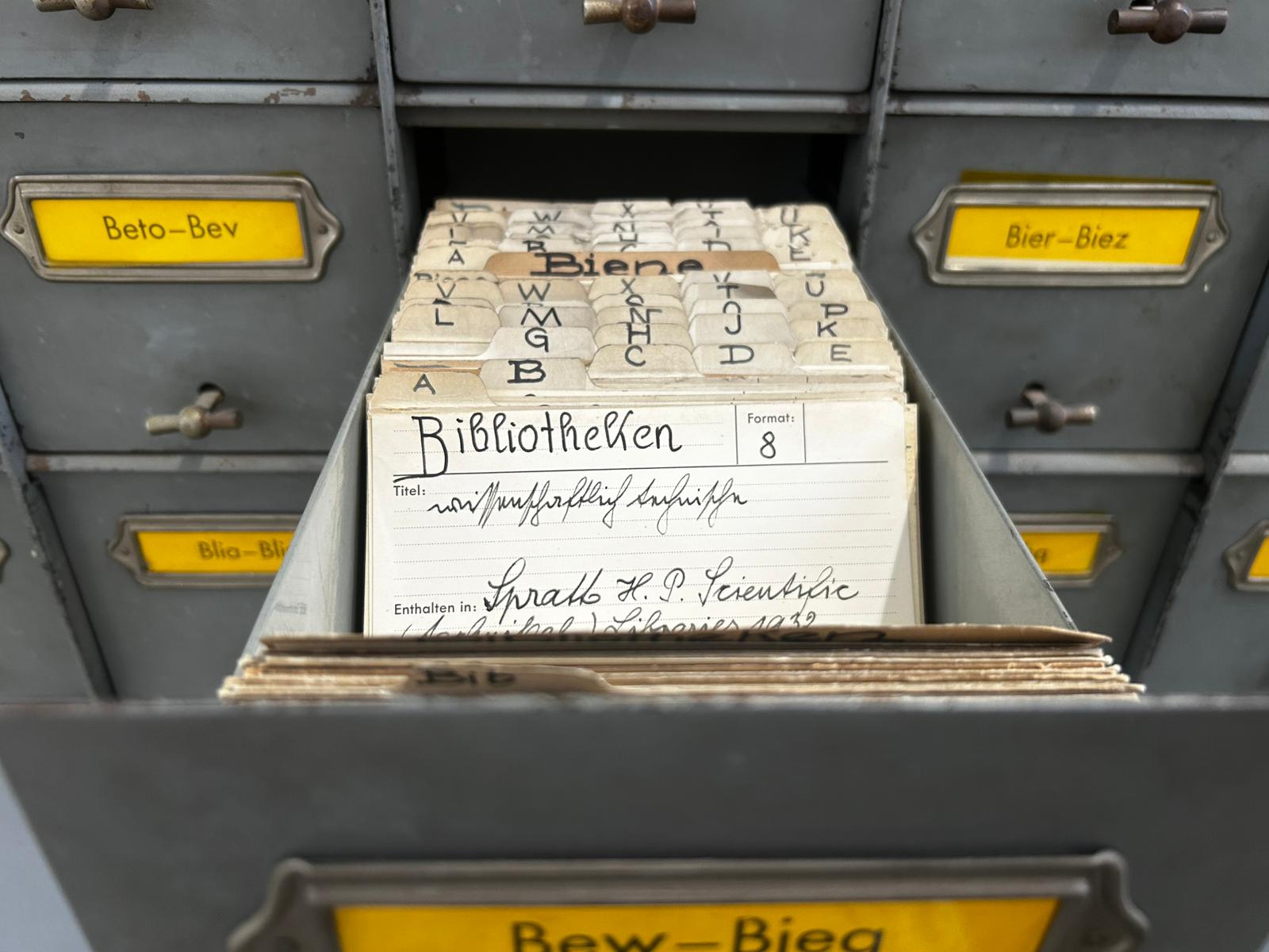 geöffnete Schublade eines alten Zettelkatalogs