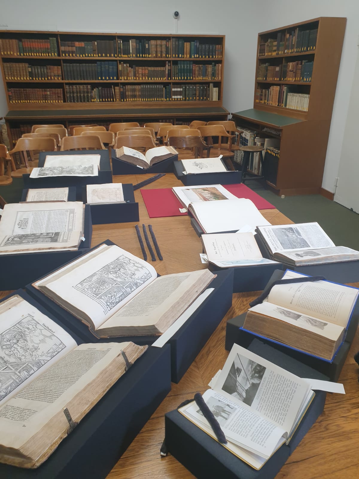 Ausstellungsraum mit aufgeschlagenen, wertvollen Büchern